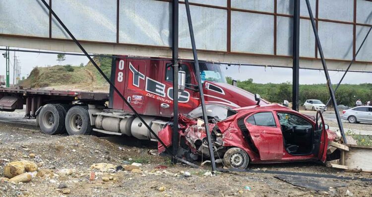 Se salvan de morir tras choque con tráiler en Juárez, Nuevo León