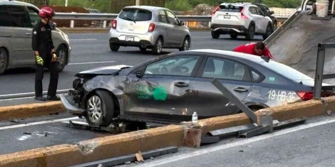 Taxista vuelca tras presunta dormitada en la Avenida Constitución de Monterrey, NL