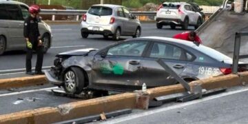 Taxista vuelca tras presunta dormitada en la Avenida Constitución de Monterrey, NL