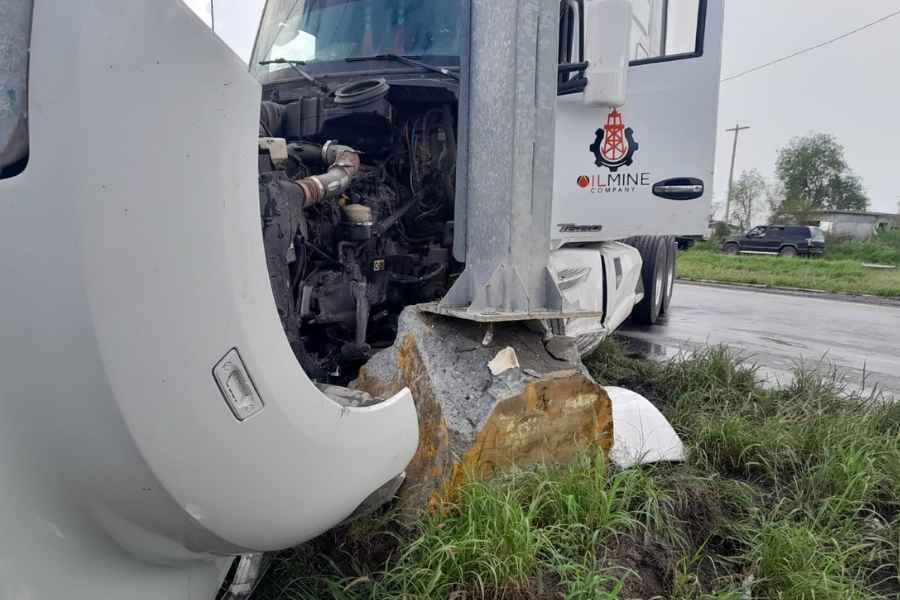 Tractocamión se impacta Linares (1)