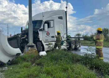 Tractocamión se impacta Linares