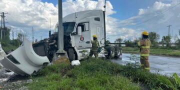 Tractocamión se impacta Linares