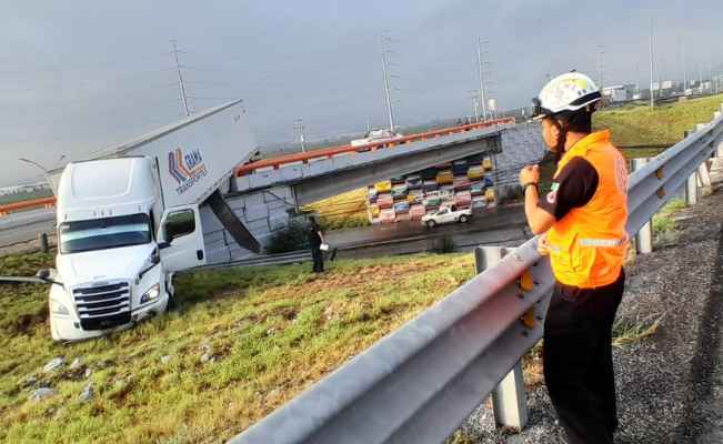 Tráiler se sale de la carretera en el Libramiento Arco Vial en García, NL