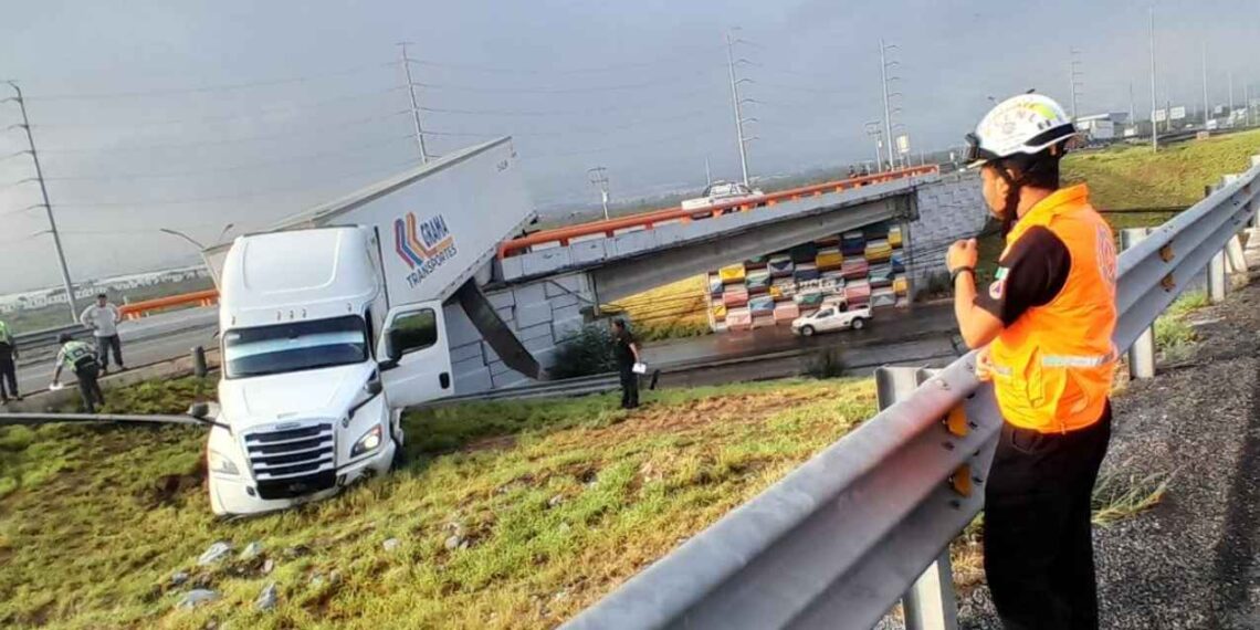 Tráiler se sale de la carretera en el Libramiento Arco Vial en García, NL