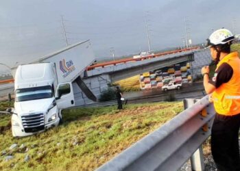 Tráiler se sale de la carretera en el Libramiento Arco Vial en García, NL