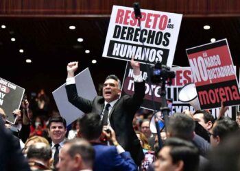 PRI pancartas y megáfonos San Lázaro
