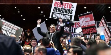 PRI pancartas y megáfonos San Lázaro