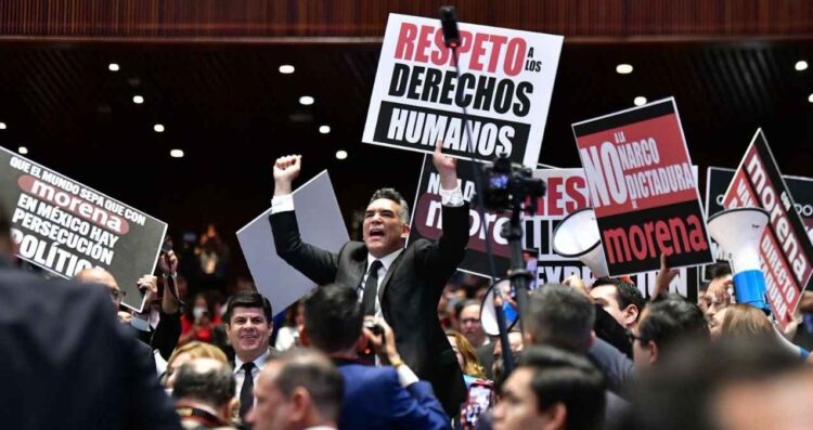 PRI pancartas y megáfonos San Lázaro
