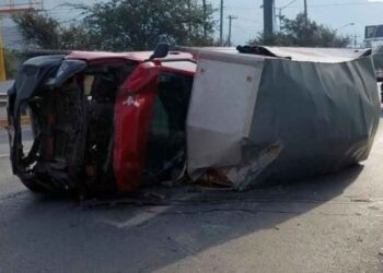 Vehículo de carga choca con barrera metálica y vuelca en Santa Catarina, NL