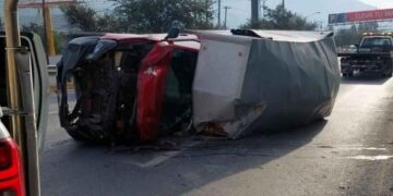 Vehículo de carga choca con barrera metálica y vuelca en Santa Catarina, NL