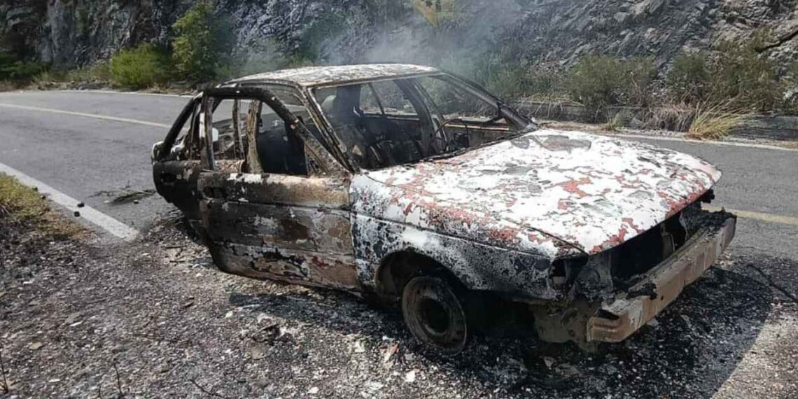 Vehículo se incendia Montemorelos-Rayones