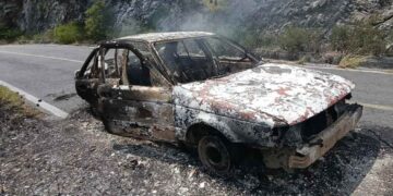 Vehículo se incendia Montemorelos-Rayones