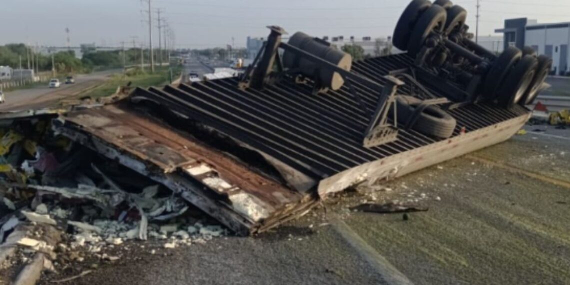 Volcadura de tractocamión cargado de aguacates en Reynosa, Tamaulipas genera rapiña de residentes