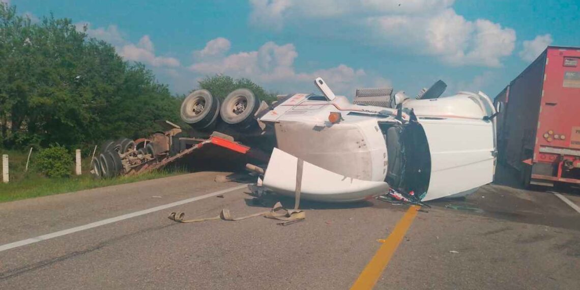 Volcadura de tractocamión en González