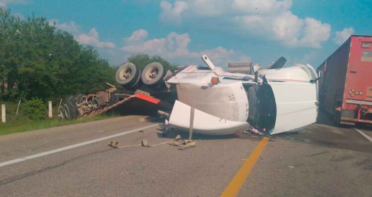 Volcadura de tractocamión en González