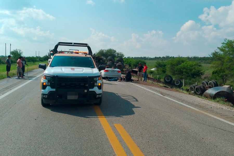 Volcadura de tractocamión en González (1)