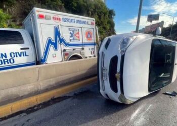 Volcadura en Avenida Gómez Morín de San Pedro, Nuevo León deja un conductor ileso