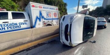 Volcadura en Avenida Gómez Morín de San Pedro, Nuevo León deja un conductor ileso