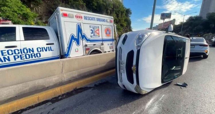 Volcadura en Avenida Gómez Morín de San Pedro, Nuevo León deja un conductor ileso