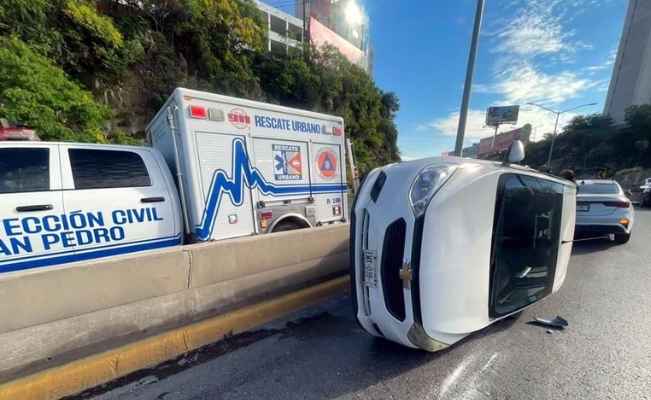 Volcadura en Avenida Gómez Morín de San Pedro, Nuevo León deja un conductor ileso 