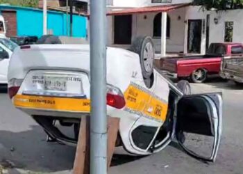 Volcadura taxi Nuevo Laredo