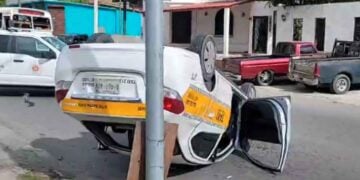 Volcadura taxi Nuevo Laredo