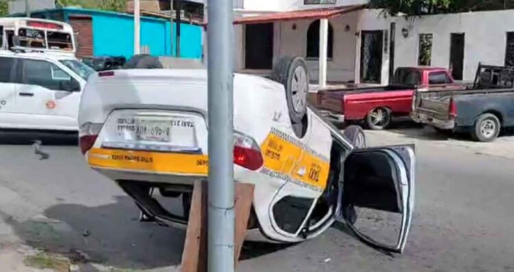 Volcadura taxi Nuevo Laredo