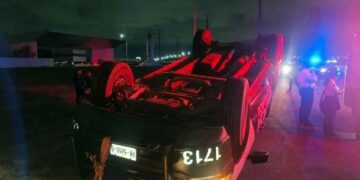 Vuelca patrulla tras choque en la Autopista al Aeropuerto en Apodaca; hay 2 heridos