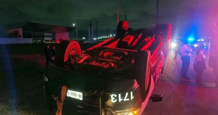 Vuelca patrulla tras choque en la Autopista al Aeropuerto en Apodaca; hay 2 heridos