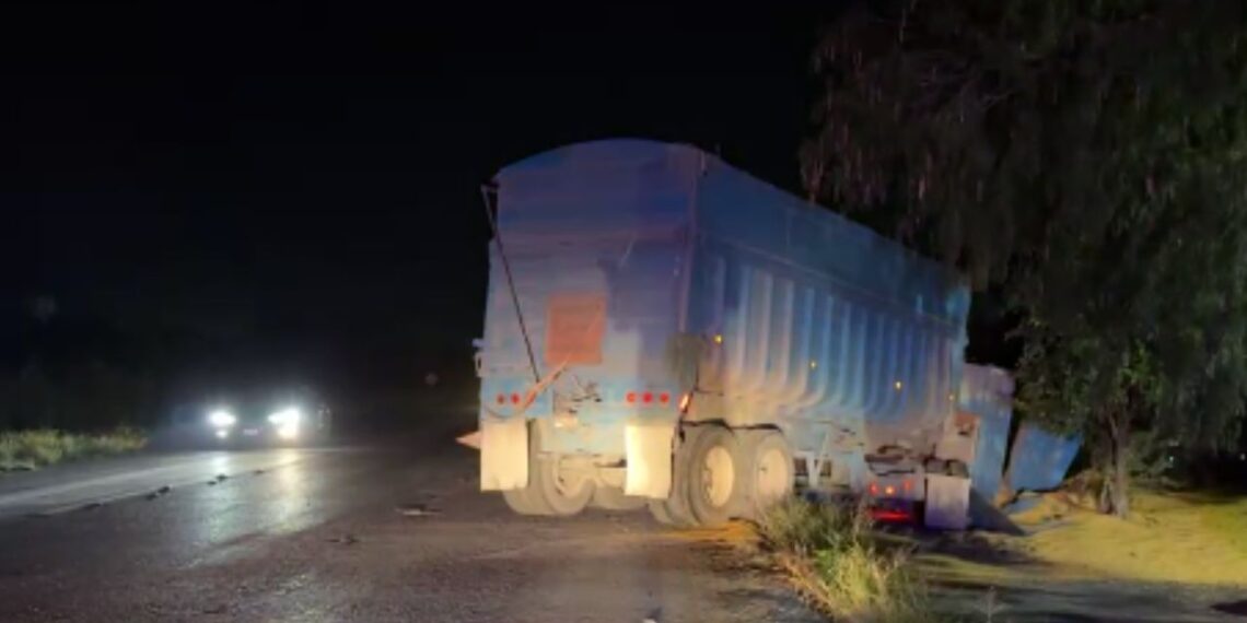Vuelca tractocamión con 70 toneladas de maíz en Reynosa, Tamaulipas