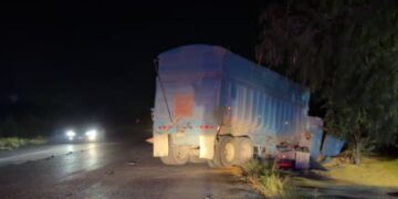 Vuelca tractocamión con 70 toneladas de maíz en Reynosa, Tamaulipas