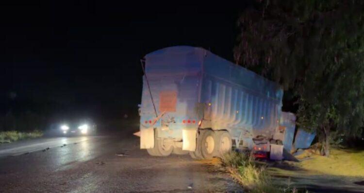 Vuelca tractocamión con 70 toneladas de maíz en Reynosa, Tamaulipas