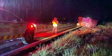 Vuelca tráiler en la Carretera Nacional de Linares, Nuevo León