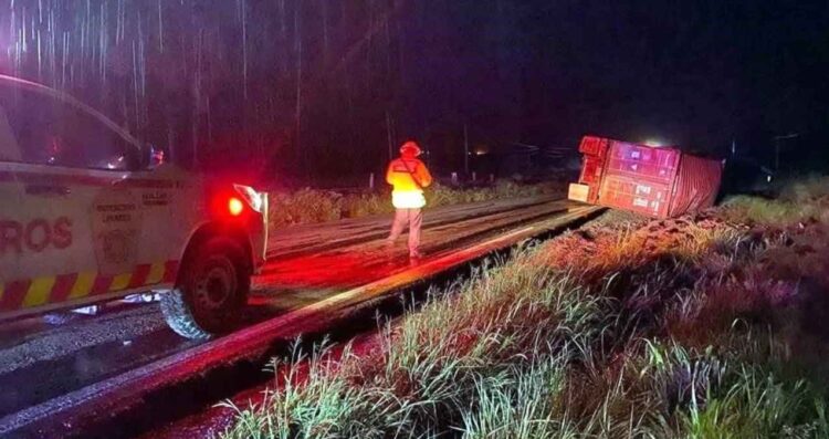 Vuelca tráiler en la Carretera Nacional de Linares, Nuevo León
