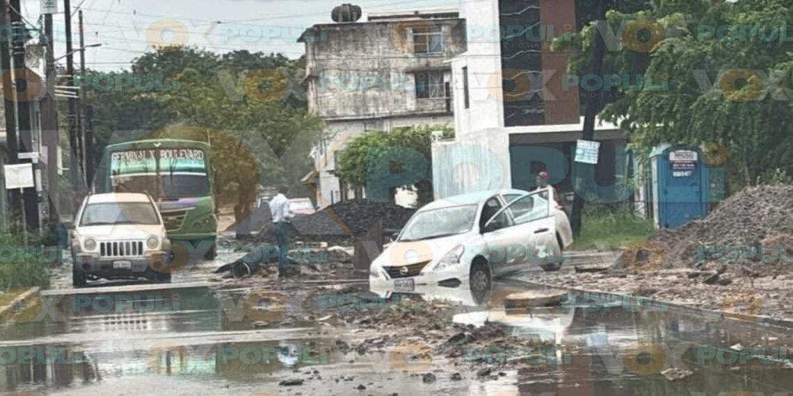 auto cae en zanja en madero