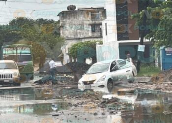 auto cae en zanja en madero