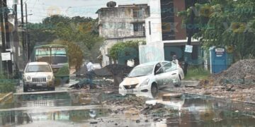 auto cae en zanja en madero