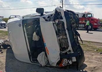 choque y volcadura en Apodaca
