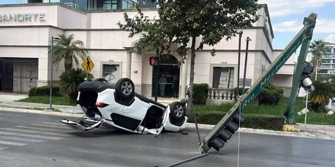 derriba semáforo en San Pedro