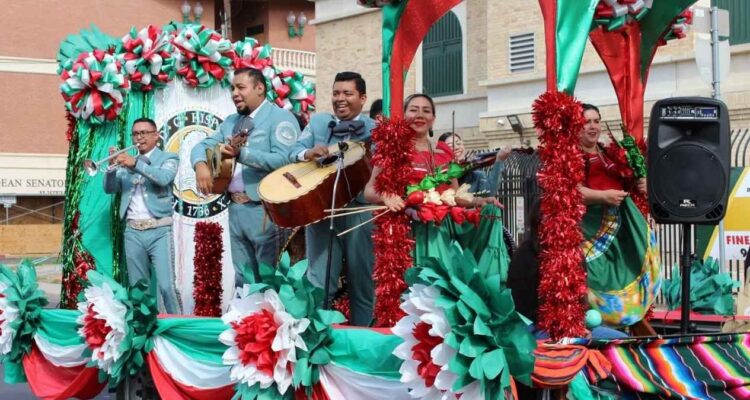 desfile binacional Nuevo Laredo