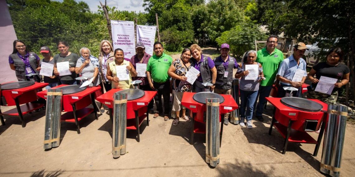 entrega de estufas ecológicas en Llera