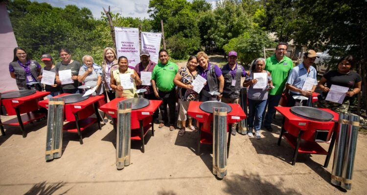 entrega de estufas ecológicas en Llera