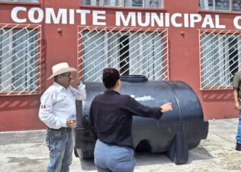 entrega de tinacos en Matamoros