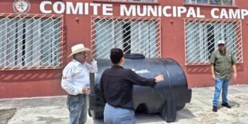 entrega de tinacos en Matamoros