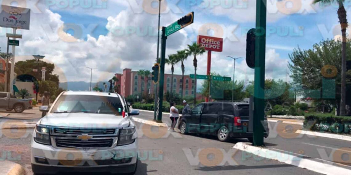 fuerte choque camionetas Victoria