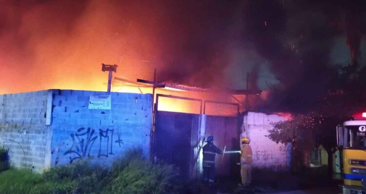 _incendio consume vivienda en Guadalupe