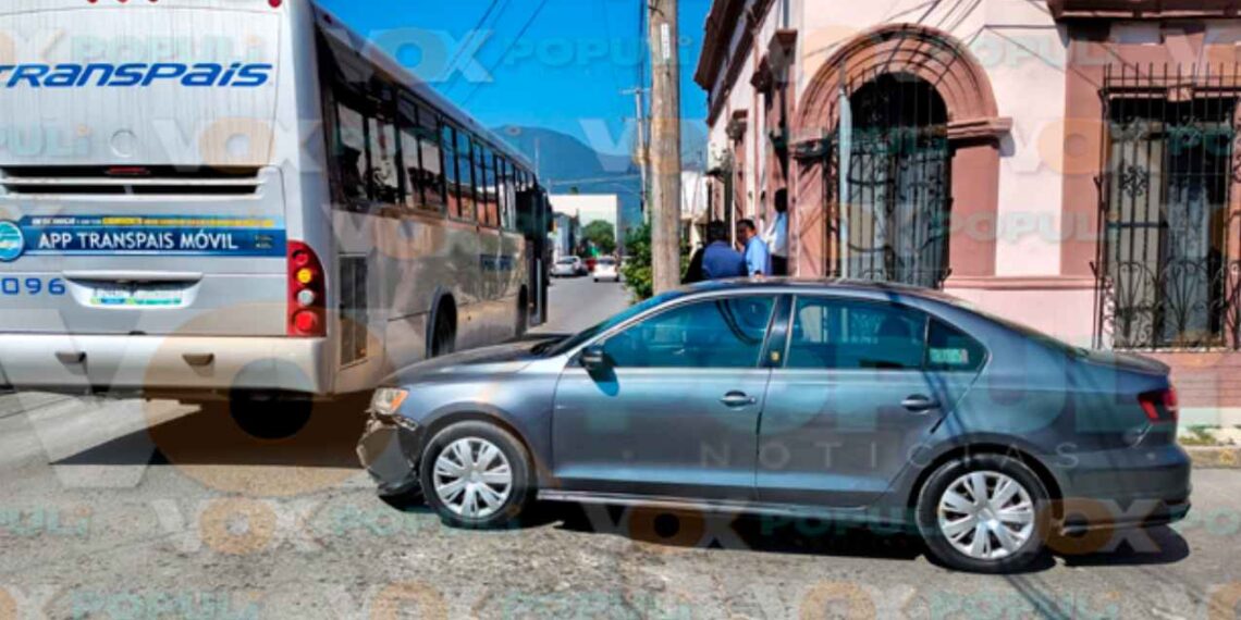 omite alto y choca en Victoria