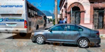 omite alto y choca en Victoria