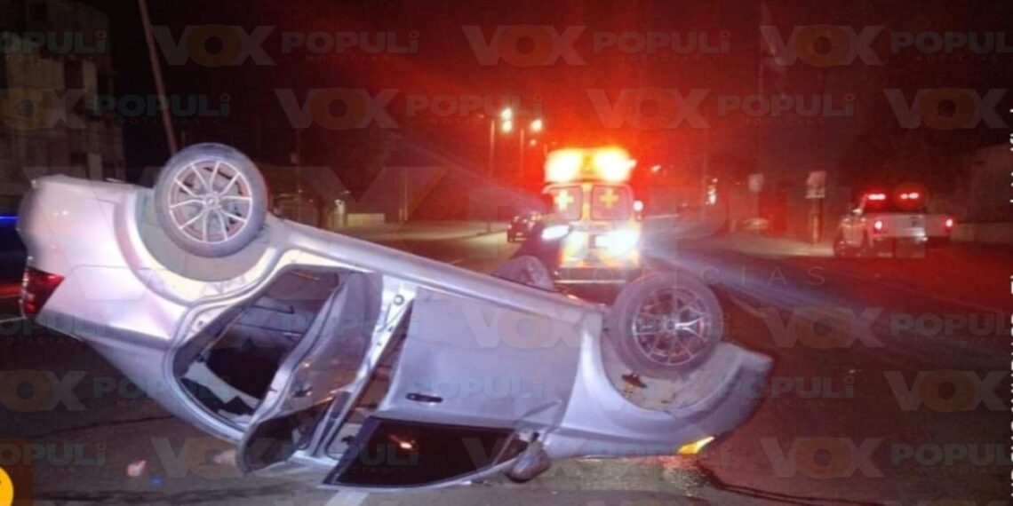 Automovilista vuelca tras chocar con poste en Altamira, Tamaulipas