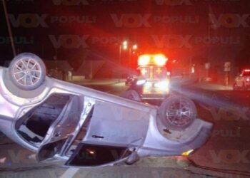 Automovilista vuelca tras chocar con poste en Altamira, Tamaulipas
